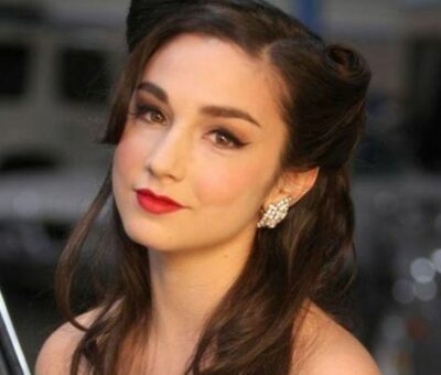 Is Molly Ephraim Dating or Married with Someone
