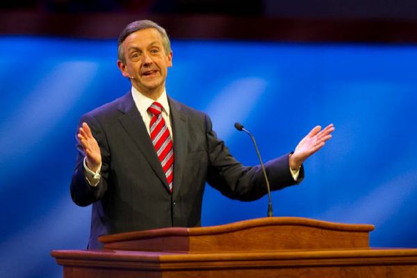 Pastor Robert Jeffress Who Converted His Wife Amy Lyon Renard To Christianity Has Two Daughters With Her!