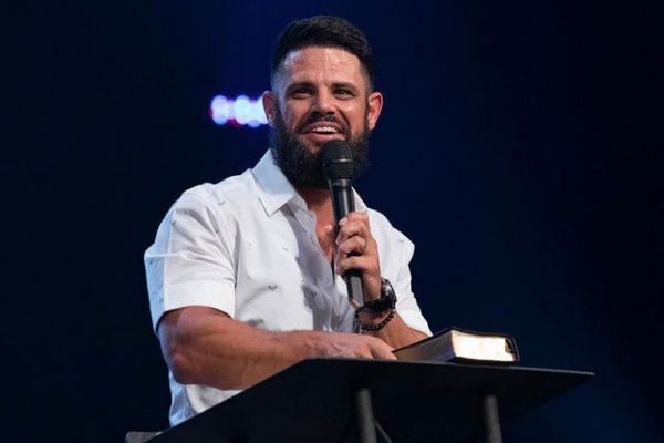 Pastor Steven Furtick Is Very Close With His Family, Wife And Children!