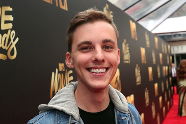 Jon Cozart – Gay Guy With Girlfriend Hints! Detail Of ‘After Ever After’ Singer