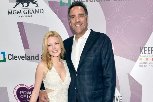 Know About Relationship of Brad Garrett With His Wife IsaBeall Quella
